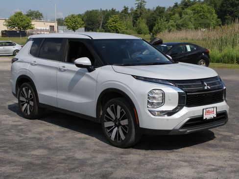 Used 2025 Mitsubishi Outlander SE AWD/4WD image 3