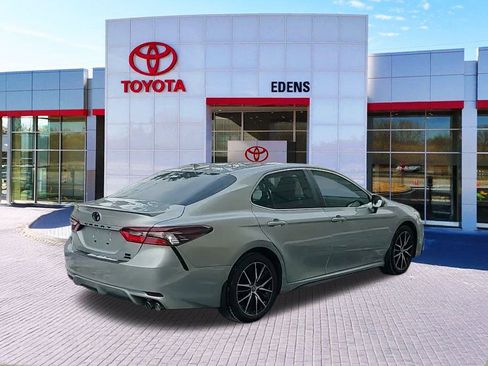 Used 2024 Toyota Camry SE image 3