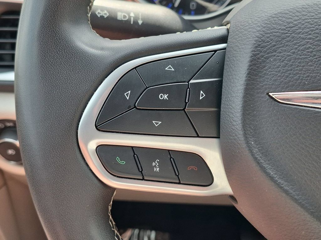 Used 2023 Chrysler Pacifica Touring-L FWD image 19