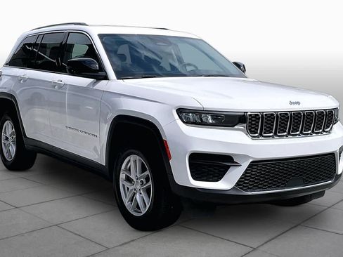 Certified 2023 Jeep Grand Cherokee Laredo AWD/4WD image 3