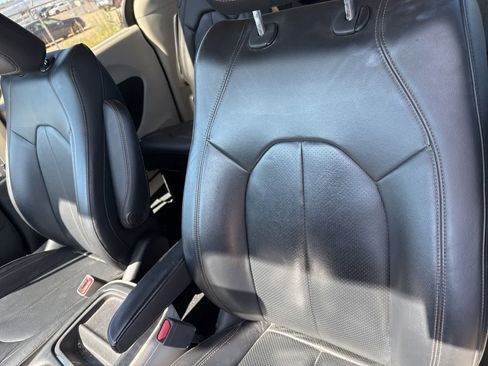 Used 2018 Chrysler Pacifica Touring-L FWD image 15
