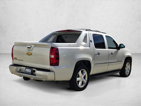 Used 2013 Chevrolet Avalanche LTZ image 2