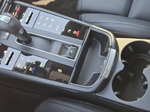 Certified 2025 Porsche Macan image 21