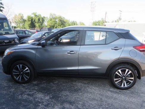 Used 2018 Nissan Kicks SV FWD image 2