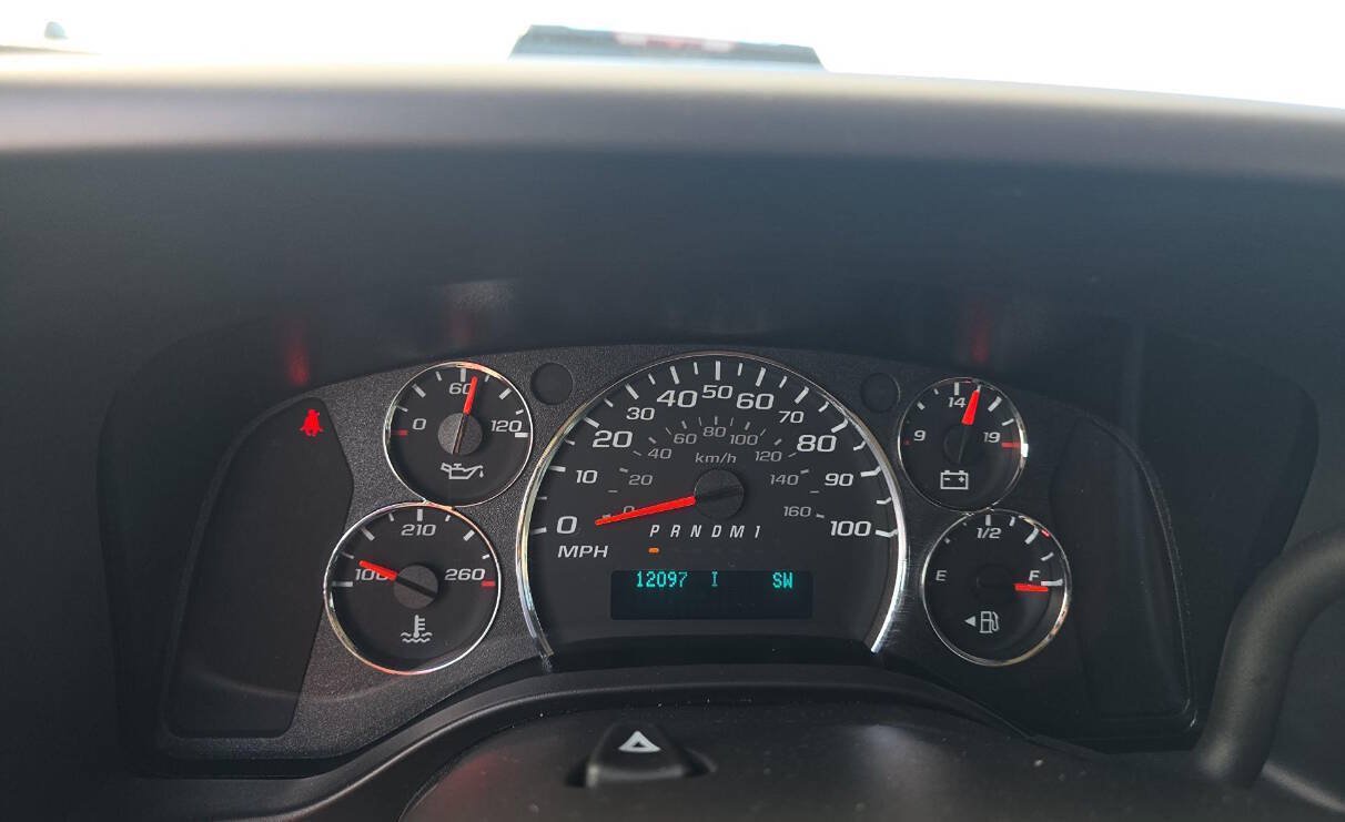 Used 2025 Chevrolet Express 3500 LT w/ LT Preferred Equipment Group RWD image 6