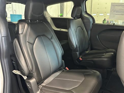 New 2027 Chrysler Pacifica Select AWD/4WD image 28