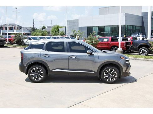 Used 2025 Nissan Kicks SV w/ SV Premium Package AWD/4WD image 6