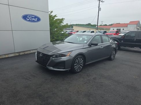 Used 2025 Nissan Altima 2.5 SV FWD image 2