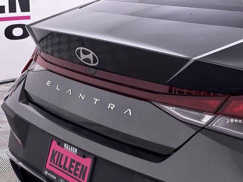 Used 2025 Hyundai Elantra SE image 25
