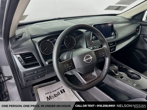Certified 2025 Nissan Rogue SV FWD image 9