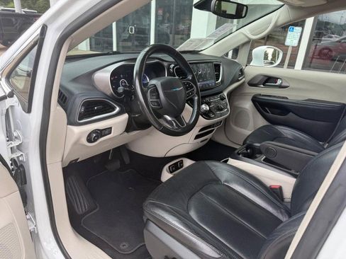 Used 2021 Chrysler Pacifica Touring-L image 10