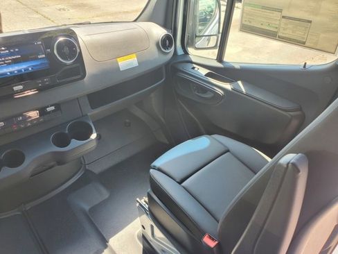 Used 2025 Mercedes-Benz Sprinter 2500 image 14