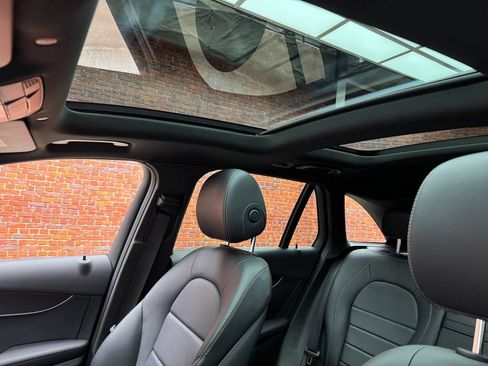 Used 2021 Mercedes-Benz GLC 300 4MATIC image 3