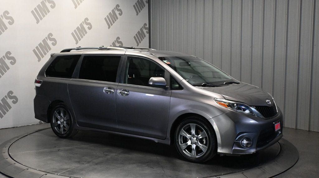 Used 2017 Toyota Sienna SE FWD image 3