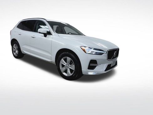 Used 2022 Volvo XC60 B5 Momentum image 3