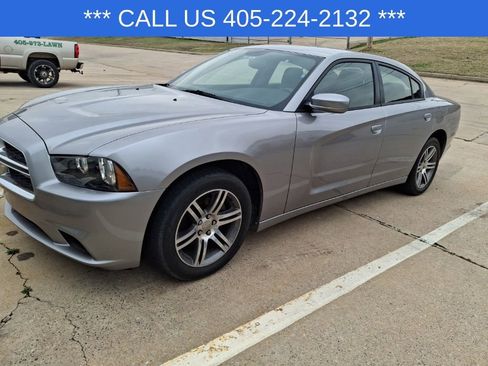 Used 2014 Dodge Charger SE w/ Connectivity Group image 3