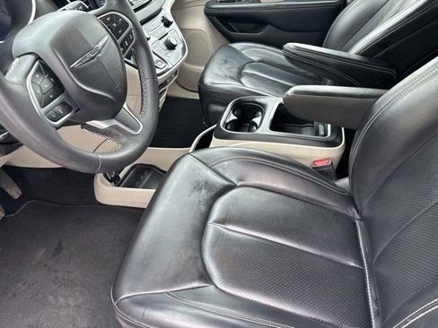 Used 2023 Chrysler Pacifica Touring-L FWD image 9
