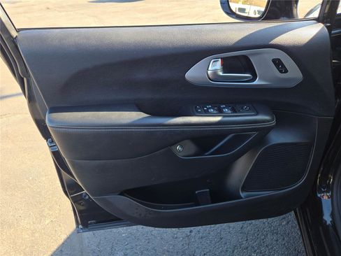 Certified 2022 Chrysler Pacifica Touring-L w/ Uconnect Theater Family Group image 25