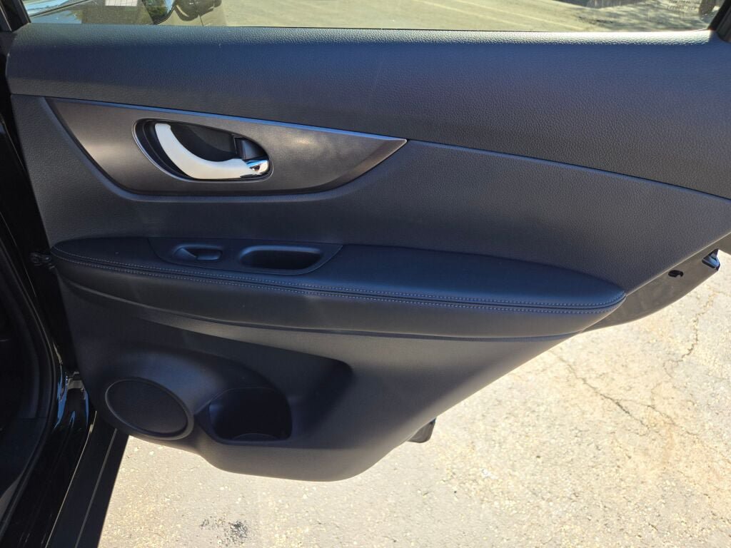 Used 2015 Nissan Rogue SV AWD/4WD image 6
