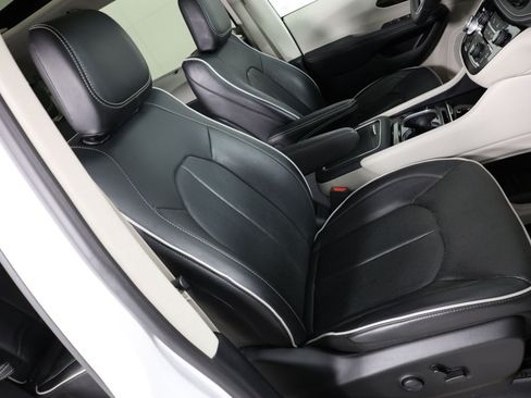 Used 2024 Chrysler Pacifica Limited FWD image 40