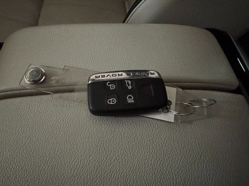 Used 2018 Land Rover Range Rover Velar R-Dynamic SE image 30