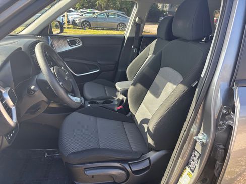 Used 2025 Kia Soul LX w/ LX Technology Package FWD image 35