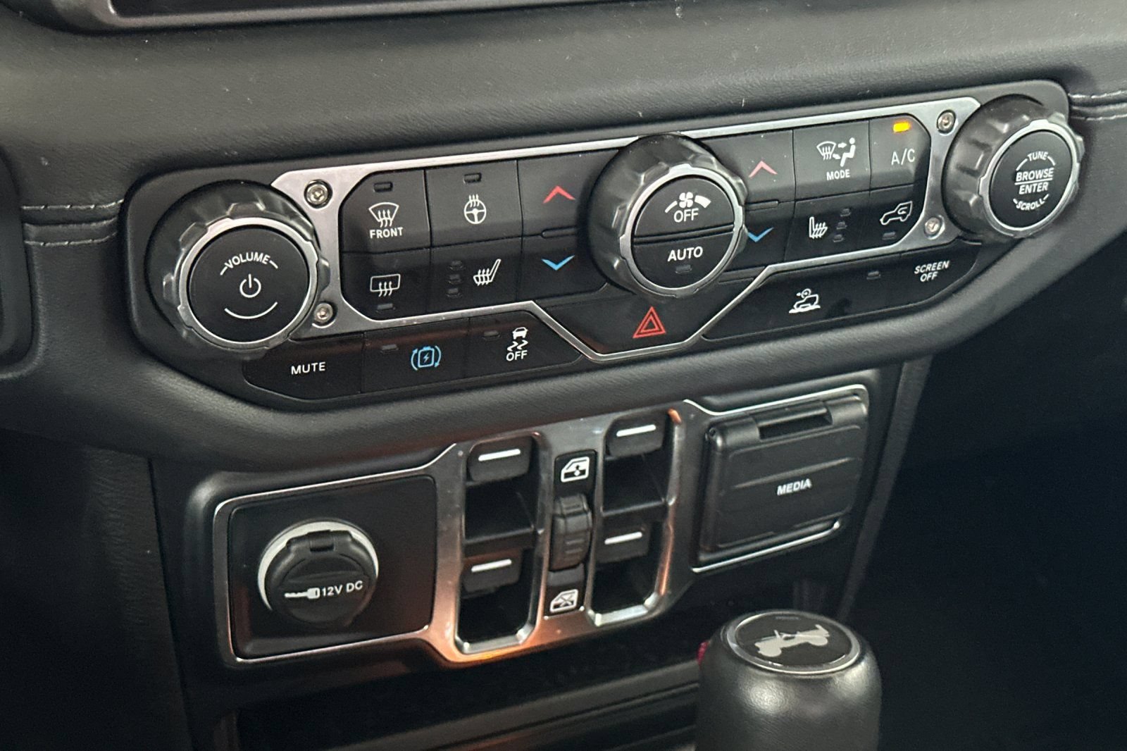 Used 2024 Jeep Wrangler Unlimited Sahara AWD/4WD image 19
