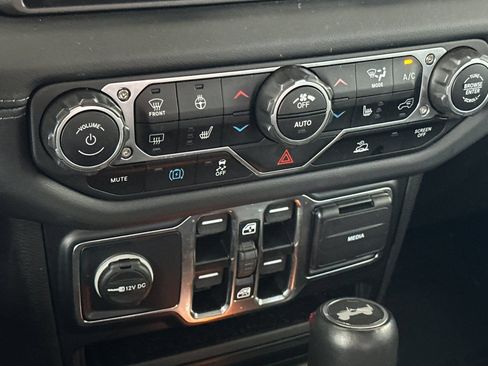 Used 2024 Jeep Wrangler Unlimited Sahara AWD/4WD image 19