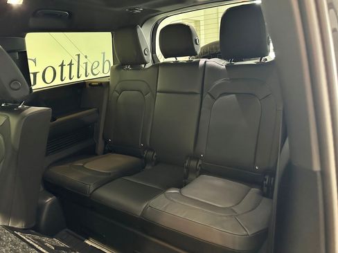 Used 2024 Land Rover Defender 130 X-Dynamic SE AWD/4WD image 32