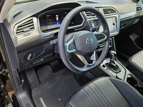 Used 2024 Volkswagen Tiguan SE w/ Panoramic Sunroof Package AWD/4WD image 12