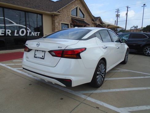 Used 2024 Nissan Altima 2.5 SV FWD image 8