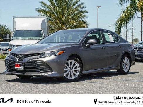 Used 2018 Toyota Camry LE FWD image 1