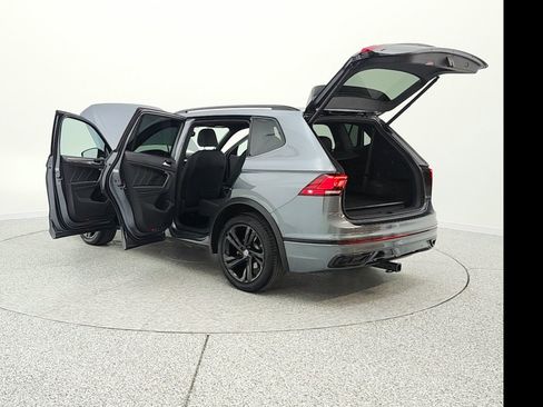 Used 2024 Volkswagen Tiguan SE R-Line image 12