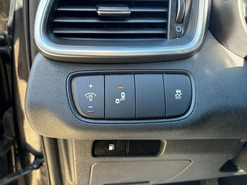 Used 2019 Kia Sorento S image 17