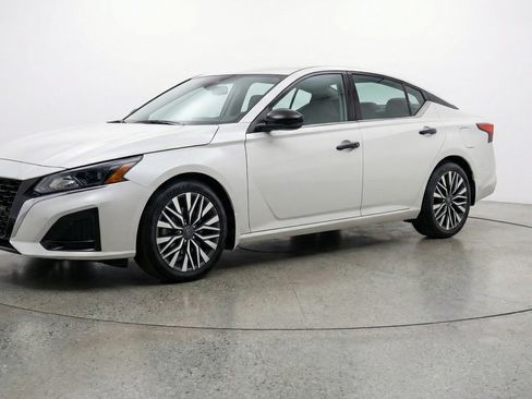 Used 2025 Nissan Altima 2.5 SV image 3