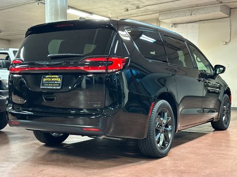 New 2026 Chrysler Pacifica Limited w/ S Appearance Package image 5