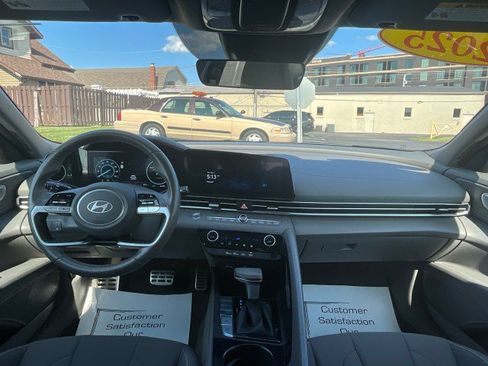 Used 2025 Hyundai Elantra SEL FWD image 12