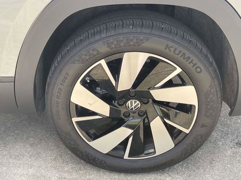 Used 2024 Volkswagen Atlas Cross Sport SE FWD image 9