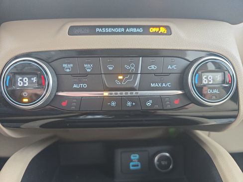 Used 2021 Ford Escape Titanium image 29