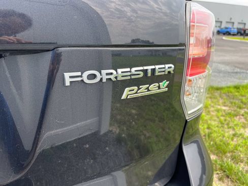 Used 2017 Subaru Forester 2.5i Premium AWD/4WD image 4