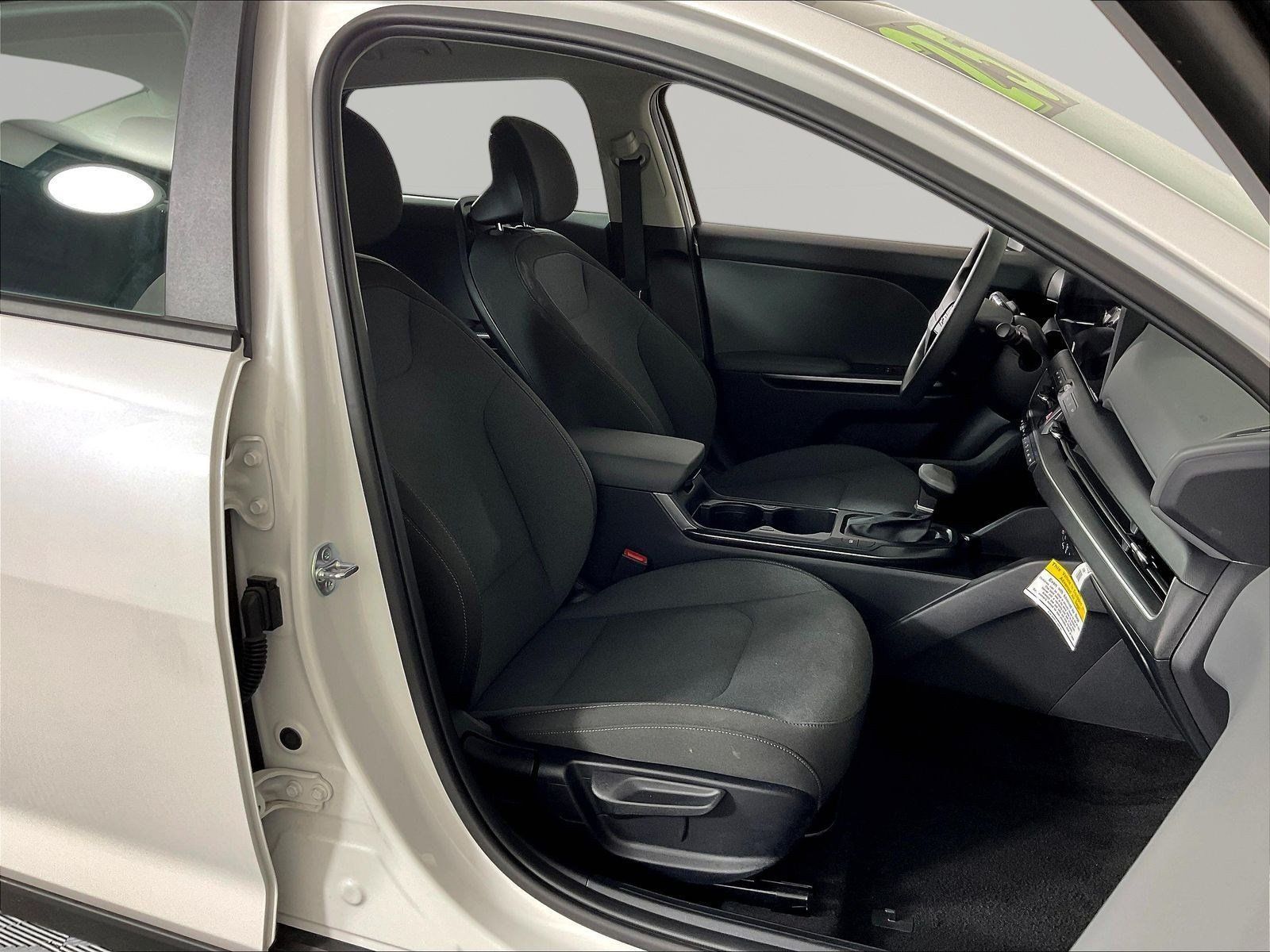 Certified 2025 Kia K4 FWD image 28