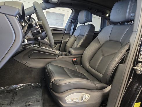 Used 2025 Porsche Macan image 5