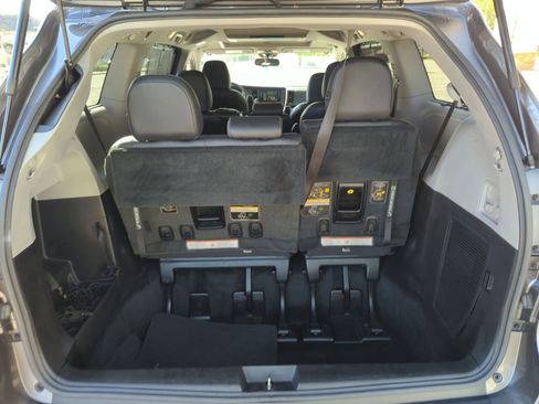 Used 2017 Toyota Sienna SE image 21