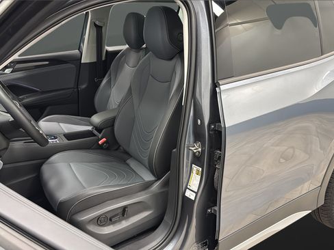 Used 2025 Volkswagen Tiguan SE AWD/4WD image 9