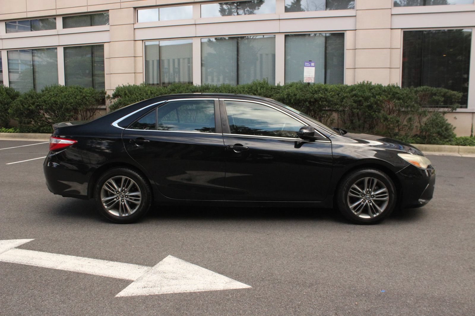 Used 2015 Toyota Camry SE FWD image 6