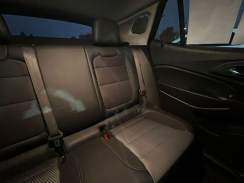 Used 2025 Chevrolet Trax LT w/ LT Convenience Package image 37