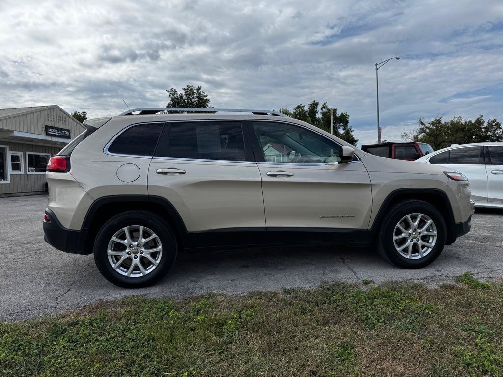 Used 2015 Jeep Cherokee Latitude w/ Cold Weather Group AWD/4WD image 8
