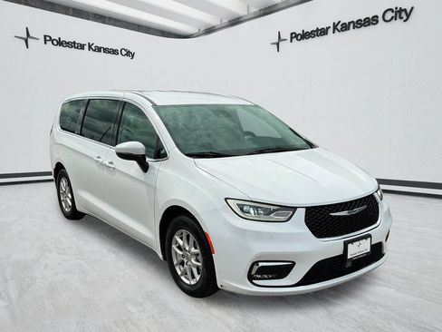 Used 2023 Chrysler Pacifica Touring-L FWD image 2