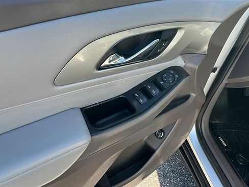 Used 2021 Chevrolet Traverse LT image 12