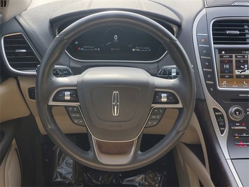 Used 2019 Lincoln Nautilus Select image 32